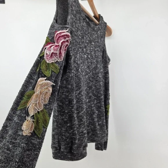 Indigo Rose Cold Shoulder Sweater Floral Embroidered Grey Knit Top Women's Small - Picture 7 of 8